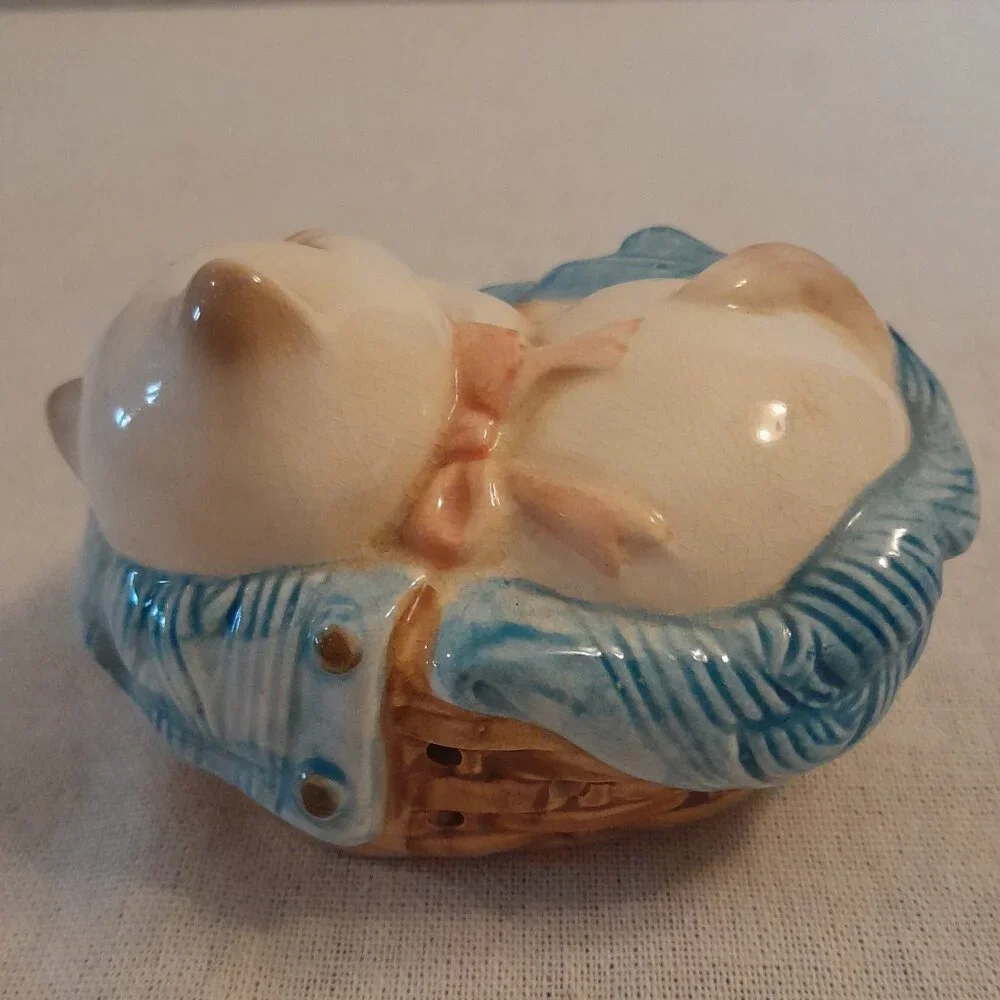RARE VTG Avon Sleeping Siamese Kitten In Basket Pomander/Scent Diffuser